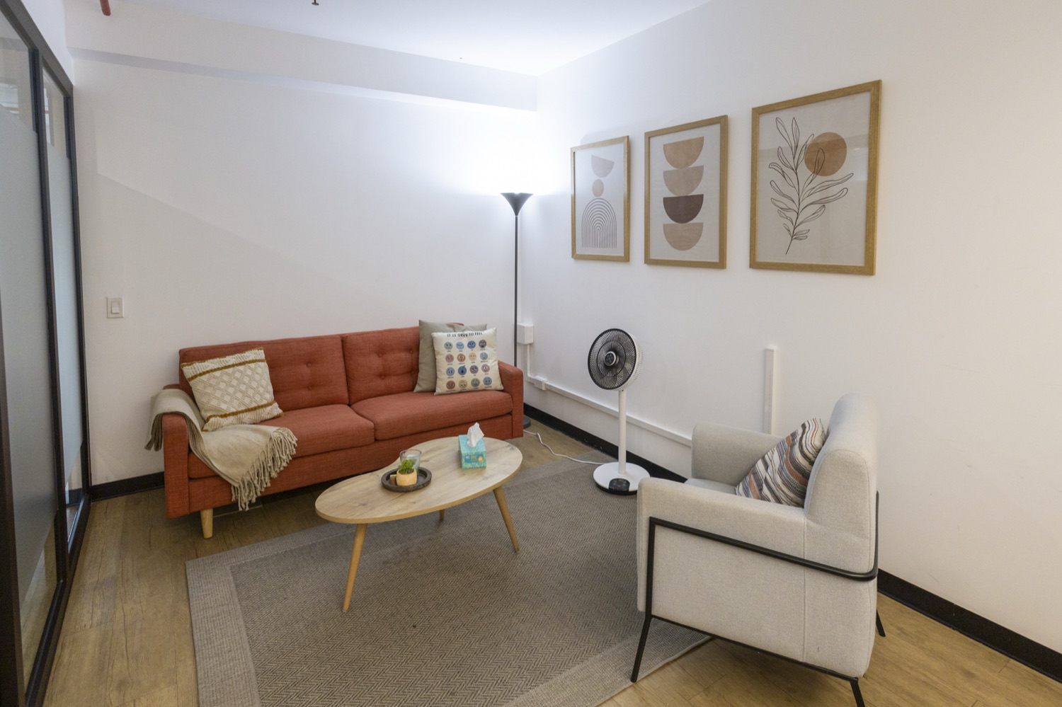 Ambiente de bienestar con sofá y plantas